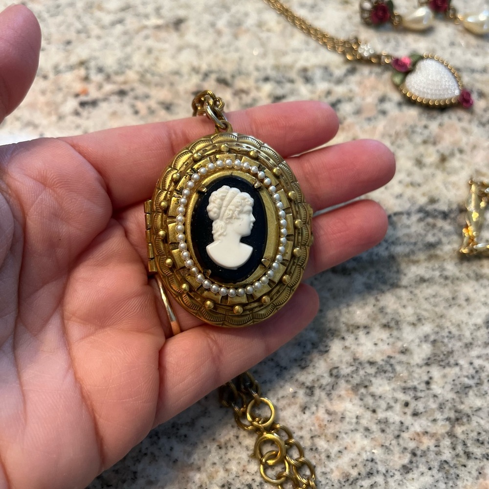 Medallion Locket Cameo CORO Very RARE Vintage Gold Pendant with chain